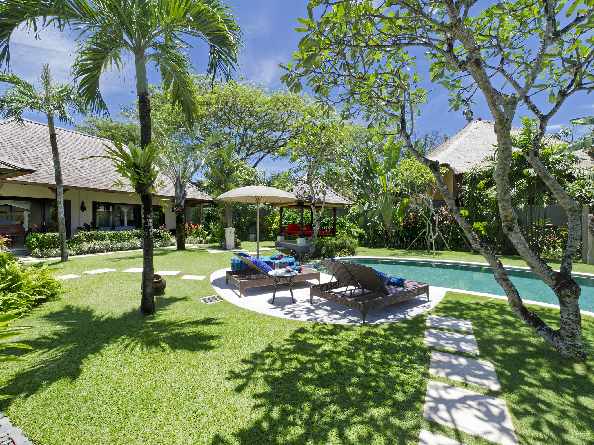 Villa Kakatua - Sun loungers by the pool - Villa Kakatua, Canggu, Bali